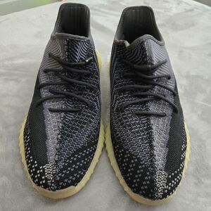 YEEZY BOOST 350 V2 CARBON